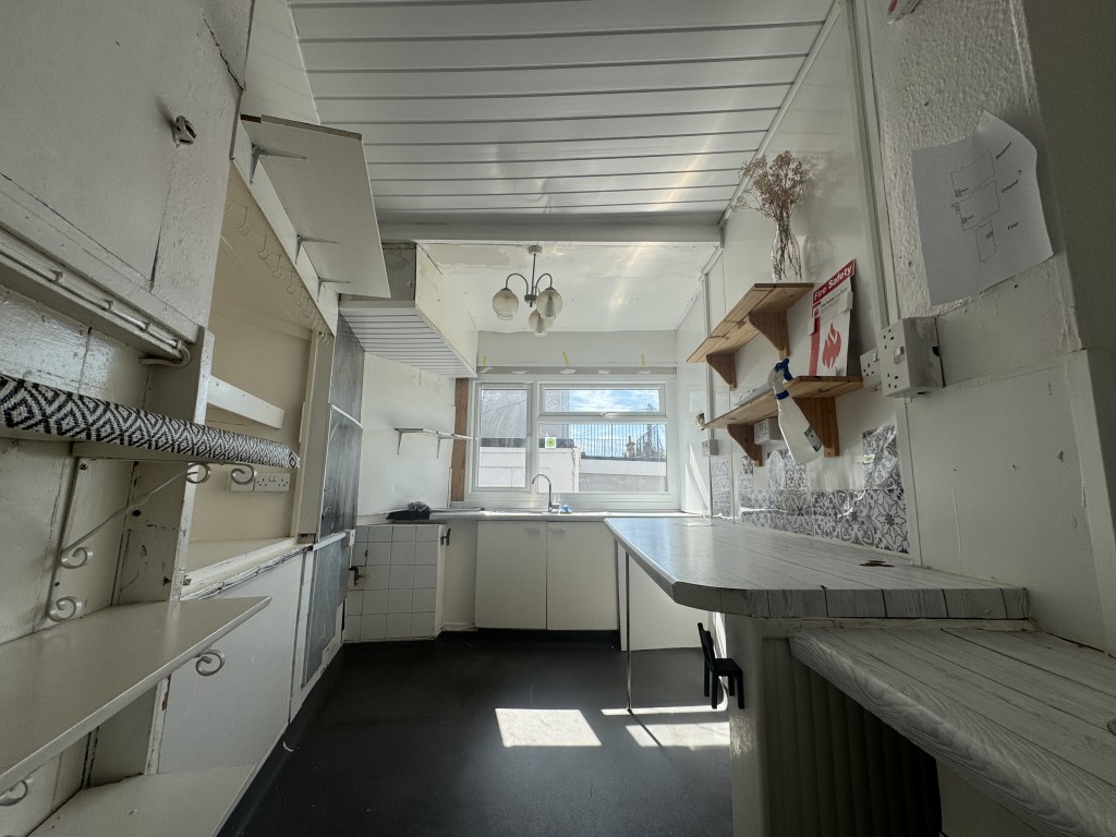 Lot: 117 - COMMERCIAL PROPERTY FOR INVESTMENT OR OCCUPATION IN POPULAR LOCATION - Kitchen